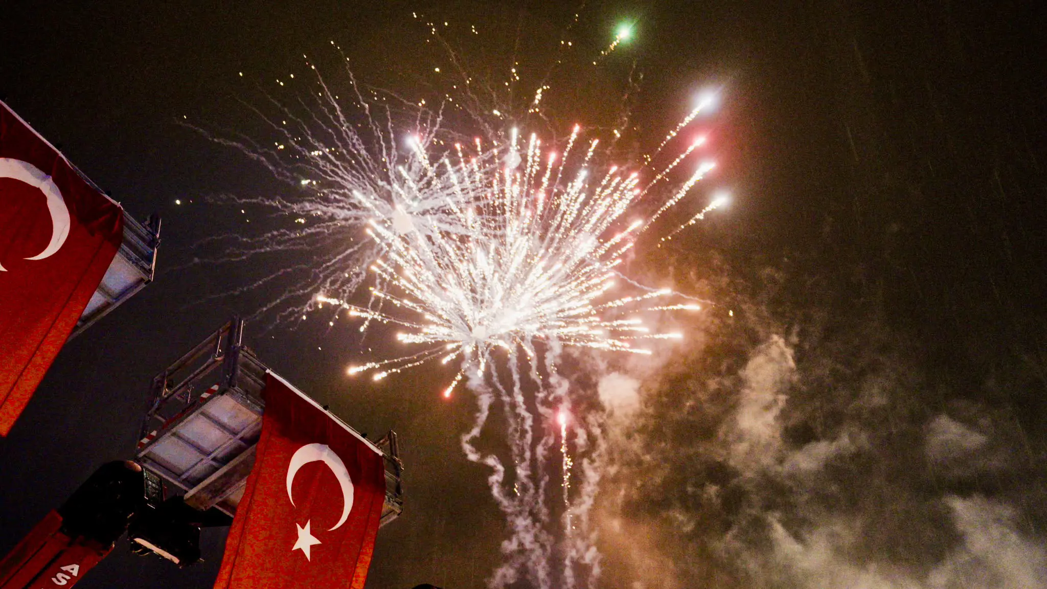 CUMHURİYET COŞKUSU SAĞANAK YAĞIŞA RAĞMEN SOKAKLARA TAŞTI: BİNLERCE EDİRNELİ FENER ALAYI’NDA BULUŞTU galeri görseli